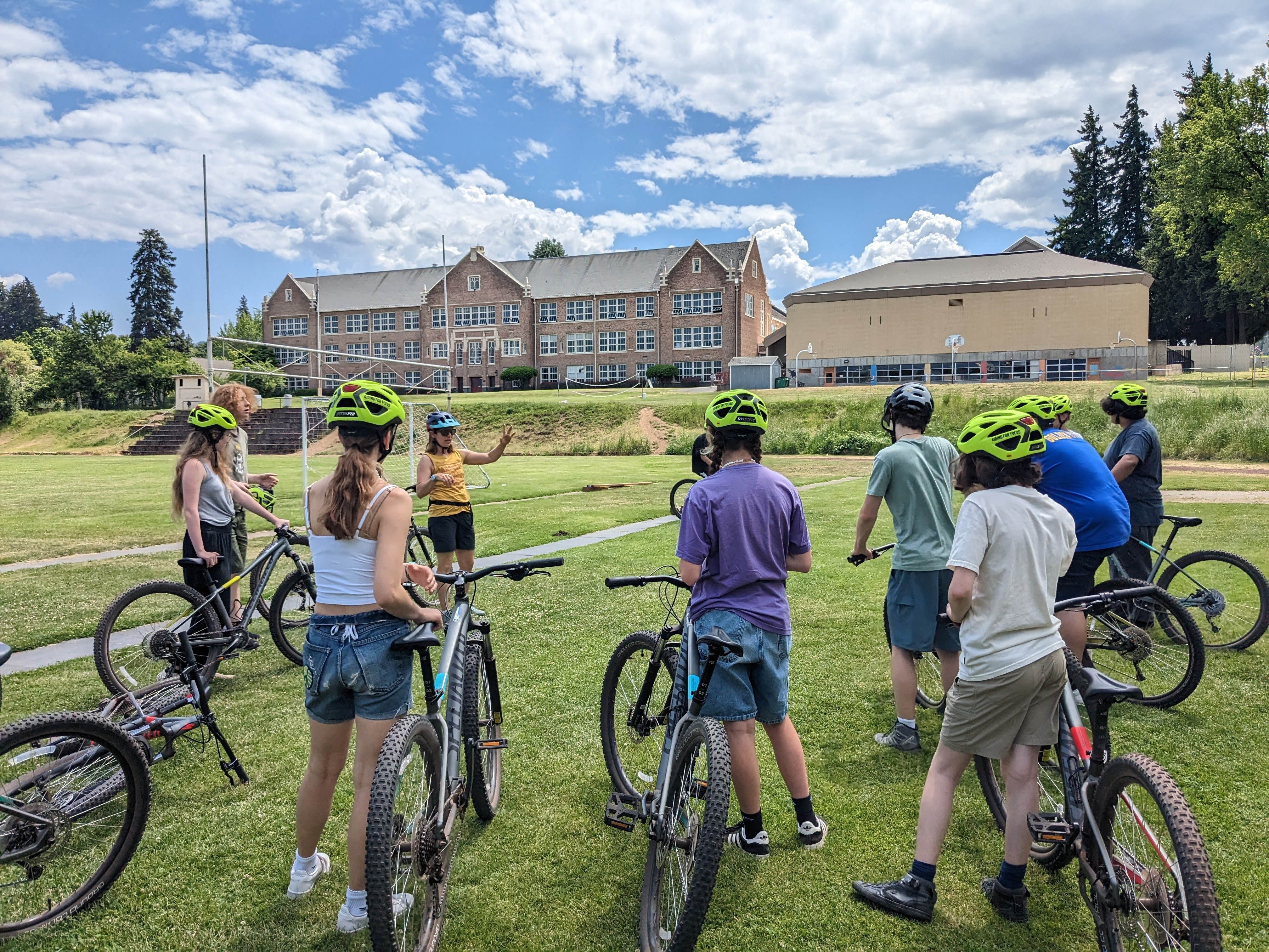 Hood River Middle School bike clinic
